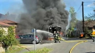 "On ne savait pas s'il y avait les enfants ou pas" : un car scolaire prend feu en Dordogne