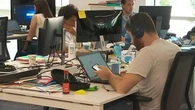"Il faut savoir les motiver" : cette entreprise a fait le choix de verser une prime carburant à ses employés