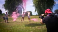 "Une explosion des ventes" : ces futurs parents qui fêtent le "gender reveal" à l'américaine
