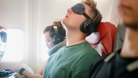 Prendre une photo par le hublot, voyager pieds nus… voici les comportements qui agacent le plus les Français en avion