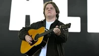 Absent depuis deux ans pour raisons de santé, le chanteur Lewis Capaldi fait un retour bouleversant sur scène