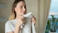 Elles peuvent être un vrai nid à bactéries... Quelle est la fréquence idéale pour laver ses serviettes de bain ?