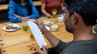 "J’ai pris une bière pendant que toute la table buvait sans arrêt, ça m’a coûté 36 euros la bière" : l'addition, un moment qui peut fâcher