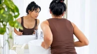 Bronzage, chaleur, transpiration : comment porter la frange en été sans mauvaises surprises ?