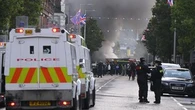 Irlande du Nord : habitations incendiées, routes bloquées... de fortes tensions après une attaque au couteau à Belfast
