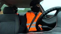 Leur arme, c'est leur voiture : regardez l'entrainement spectaculaire des conducteurs de sécurité