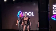 VIDÉO - AIdol, le premier robot humanoïde russe, s'écroule lors de sa présentation