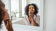 Huile, lait, eau micellaire… Cette spécialiste vous conseille quel produit choisir pour se démaquiller et prendre soin de sa peau