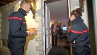 Calendrier des pompiers : en Gironde, l'émouvant porte-à-porte des héros de l'été