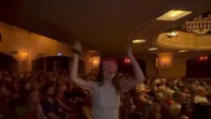 "Bruel, violeur !" : les images de l'interruption de la pièce de théâtre de Patrick Bruel par des militantes féministes à Paris