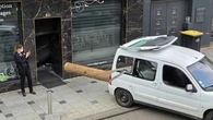 "Un tronc d'arbre, fallait y penser" : des malfrats braquent une bijouterie dans l'Ain à l'aide d'une voiture-bélier improvisée
