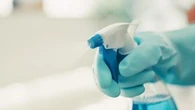 Ces trois astuces ménages vont vous faire gagner (beaucoup) de temps dans la salle de bain et la cuisine