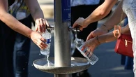 "On perd énormément d'eau" : quelle quantité boire et que privilégier ? Les conseils d'un médecin pour bien s'hydrater pendant la canicule