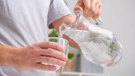 Un médecin rappelle les bons gestes pour rester hydraté tout au long de la journée