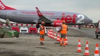 "On ne voit pas ça sur tous les chantiers" : au milieu des avions à Roissy, ils rénovent une piste de décollage