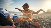 S'enfouir dans le sable, un jeu de plage répandu mais très risqué