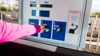 L'employé du péage m'a ouvert la barrière car ma CB ne marchait pas, j'ai reçu une amende, est-ce normal ? Le 13H à vos côtés