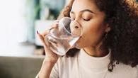 Boire de l'eau tiède le matin serait bon pour la santé, vraiment ?