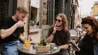 "Nous voulons casser l'image de plaisir de la cigarette" : faut-il rendre les terrasses de bars et restaurants totalement non-fumeurs ?