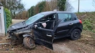 "Encore un accident..." : cet habitant de l'Ain ne compte plus les véhicules qui s'encastrent dans son jardin