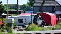 Un car scolaire et un train entrent en collision en Belgique, plusieurs victimes