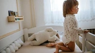 "J'ai soif", "j'ai envie de faire pipi", "je veux un câlin"… : comment réagir lorsque votre enfant retarde le moment de s'endormir ?