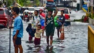 "C'était comme si nous étions balayés" : les images du typhon Kalmaegi qui a submergé les Philippines