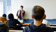 Santé mentale, résultats scolaires... Faut-il retarder le début des cours au collège et au lycée ?
