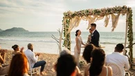 "Un onglet sentimental ouvert en arrière-plan" : les questions à se poser avant d'inviter un ex à son mariage, selon une thérapeute