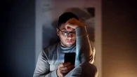 "On dégaine son téléphone plus de 200 fois par jour" : voici les gadgets qui vont vous aider à décrocher !