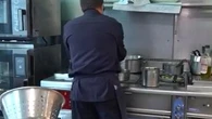 "Tout le monde prend cher en cuisine" : le livre qui brise l'omerta sur le secteur