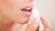 "Elles sont sensibles aux coups de soleil" : pensez à protéger, à nourrir et à hydrater votre bouche avec des baumes à lèvres solaires