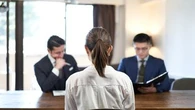 "En sortant de master, la douche froide" : des attentes à la réalité, la désillusion des jeunes au travail