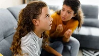 Parents hélicoptères : les raisons qui expliquent pourquoi ils sont aussi surprotecteurs avec leurs enfants