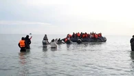 Photos de policiers français observant le départ de migrants vers l'Angleterre : pourquoi ne sont-ils pas intervenus ?
