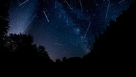 Étoiles filantes : Une chaise longue, une petite laine et beaucoup de patience… Comment observer les Perséides cet été ?