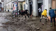 "Hier, c'était vraiment une tragédie" : au lendemain des crues, la ville italienne de Florence se réveille dans la boue