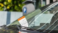 Peut-on être sanctionné si on est stationné mais encore au volant de sa voiture ? Le 13H à vos côtés