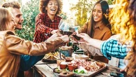 "On peut manger 600 à 800 calories" : un médecin livre ses astuces pour profiter de l'apéro sans exploser le compteur