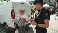 "Je vous donne un flyer au cas où" : la nouvelle technique surprenante de la police de Grenoble contre les dealers