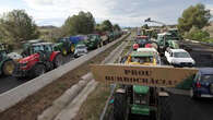 Crise agricole : les exploitants espagnols bloquent l'autoroute vers la France