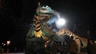 "On est sous le charme" : quand un dragon et un varan géant paradent dans les rues de Calais
