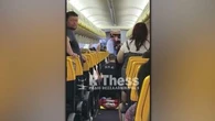 "La femme assise à côté de lui s'accrochait à son bras" : l'épouse du passager aspiré par un hublot lors d'un vol Ryanair témoigne