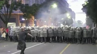"Nous allons continuer jusqu'à ce que ce régime tombe" : les images de la manifestation géante contre la corruption en Serbie