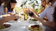 "De produit alimentaire, le vin est devenu culturel et festif" : quand la bouteille de vin provoque des conflits générationnels