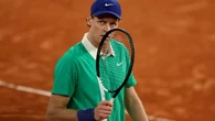 Sensation à Roland-Garros : le grand favori Jannik Sinner, accablé physiquement, éliminé dès le 2e tour
