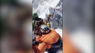 Des embouteillages à 8.500 mètres d'altitude : l'Everest achève une saison record, avec plus de 950 alpinistes qui ont atteint le sommet