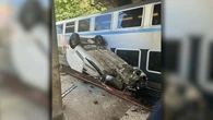 "Tout le monde a commencé à crier" : une voiture percutée par un train après être tombée sur les voies du RER C