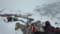 Les images du sauvetage spectaculaire à 5.000 mètres d’altitude de touristes chinois piégés par la neige lors de leur ascension de l’Everest