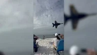 "On a cru qu'on allait se faire percuter" : la grosse frayeur de vacanciers frôlés par des avions de chasse sur une plage de Floride